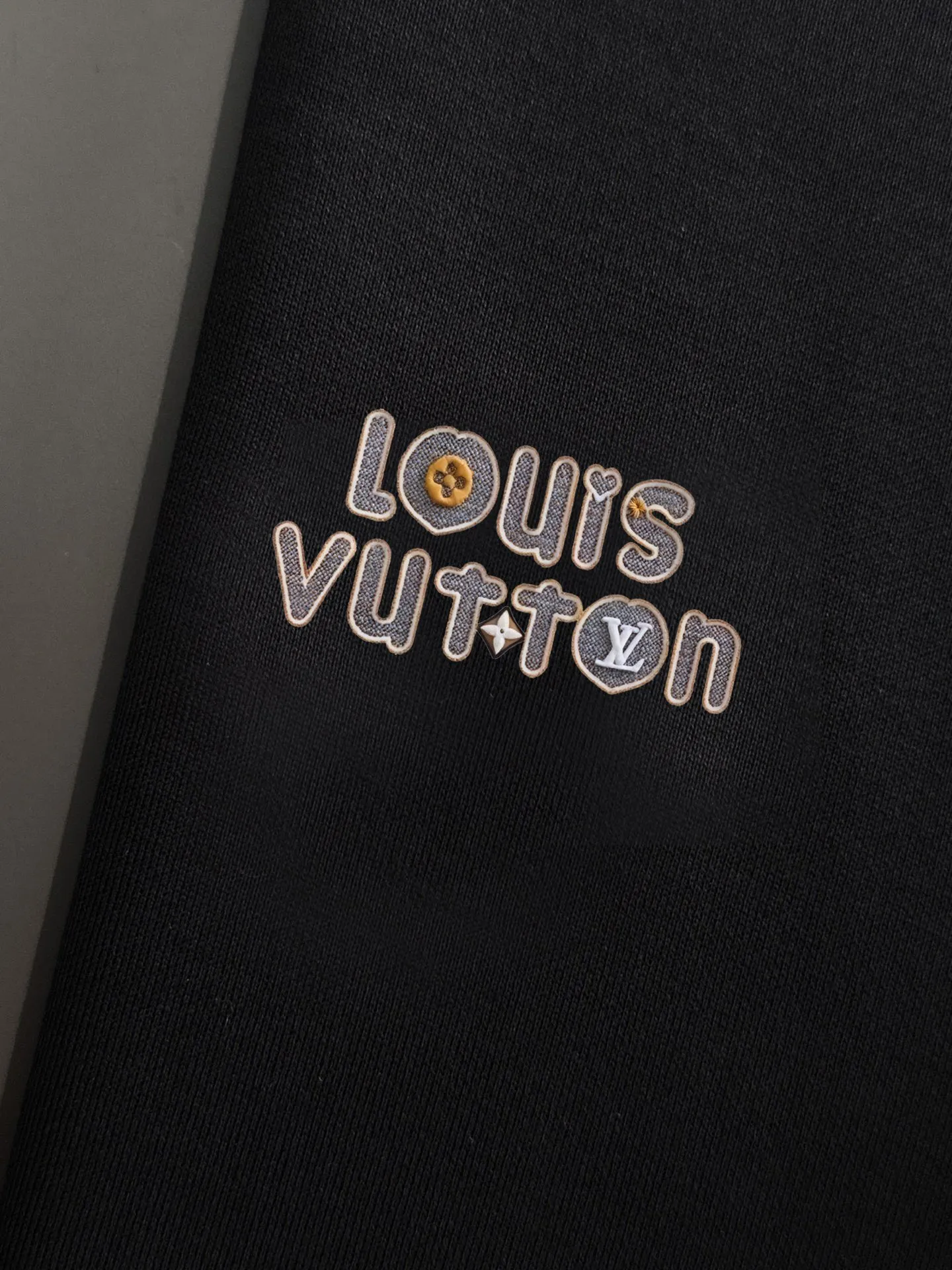 🅿️380 direct batch [LV Louis Vuitton] (Fat Man Gospel) hot-selling suit is coming. Focus on the original version of the official website. 2025 new hot-selling sweatshirt suit. The original order is the best. 🇭🇰The meticulous work of top designers. Just for a fitting and perfect upper body effect. 100% natural high-quality Roman cotton, close-fitting comfort, noble and elegant! Original hardware embodies elegance and nobility! Counter size: M-5XL (maximum wear up to 220 pounds)